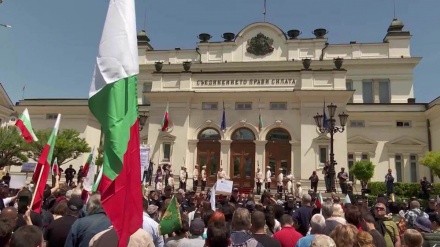  Bulgarians march on parliament against newly-formed pro-Western government 