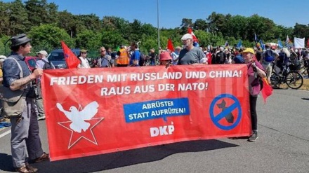 Демонстрации в Германии против учений НАТО и отправки оружия в Украину