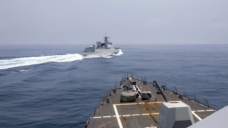 台湾海峡でのアメリカと中国の艦船の対峙