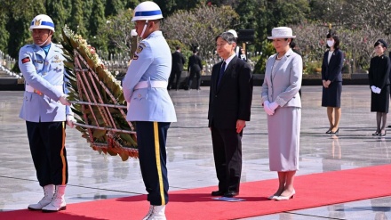 Kaisar Jepang Memberikan Penghormatan di TMP Kalibata, Indonesia