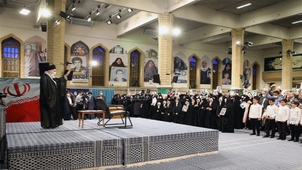 حضرت آیت‌الله خامنه‌ای: انقلاب اسلامی، ایران را از انحطاط نجات‌داد 