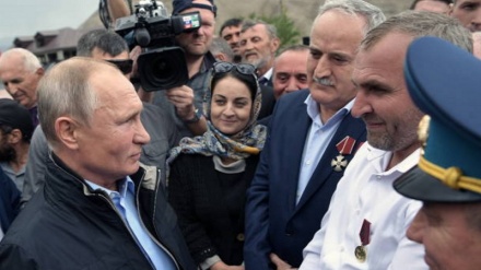 Putin in Daghestan: circondato da folla di sostenitori: selfie e strette di mano + VIDEO