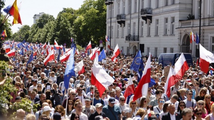 数十万人波兰民众在首都华沙游行，举行反政府抗议