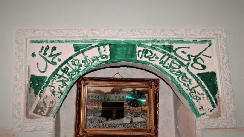 بالای محراب مسجد دربند روسیه با شعر فارسی تزیین شده است