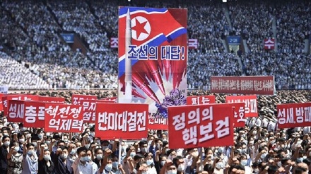 Nord Corea, manifestazioni di massa contro gli Usa: 