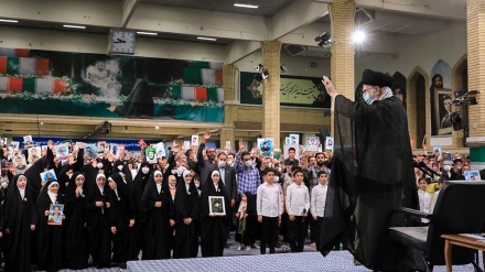  حضرت آیت‌الله خامنه‌ای: انقلاب اسلامی، ایران را از انحطاط نجات‌ داد +عکس