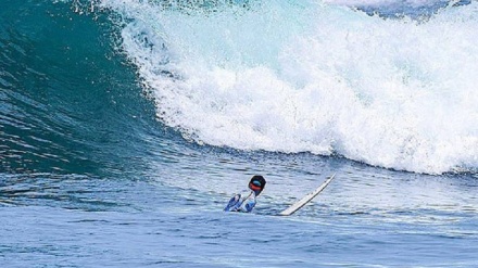 一名伊朗妇女作为第一位穆斯林妇女参加世界冲浪比赛