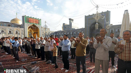 (FOTO) Mashad, preghiera Eid al-Adha presso mausoleo Imam Reaza (as) - 2
