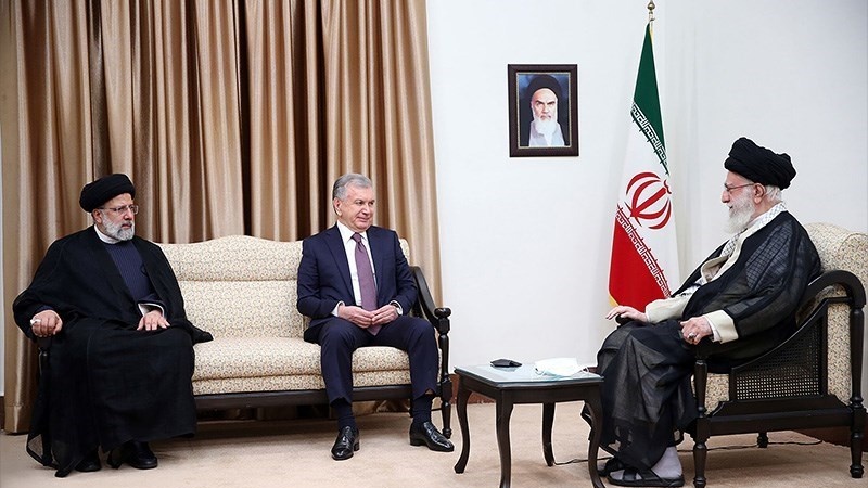 Rahbar, Presiden RII Sayid Ebrahim Raisi dan Presiden Uzbekistan Shavkat Mirziyoyev (tengah), Tehran, Minggu (18/6/2023).