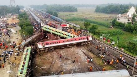 অস্বস্তিতে কেন্দ্রীয় সরকার! জোরালো হচ্ছে রেলমন্ত্রীর পদত্যাগের দাবি