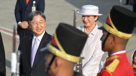 天皇・皇后両陛下、インドネシアに到着