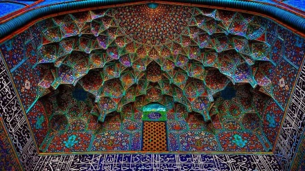 イラン中部エスファハーンのモザイクタイル
