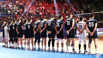 د المان څخه تر بریا وړاندې د ایران د والیبال ملي لوبډله ملي سرود ته ولاړه ده.