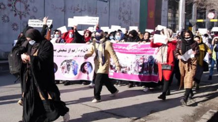 طالبانو په کابل کې د افغان میرمنو اعتراضیه  مظاهره وځپله