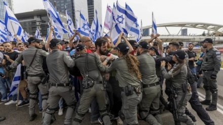 イスラエルで、首相への抗議者と軍の衝突が継続