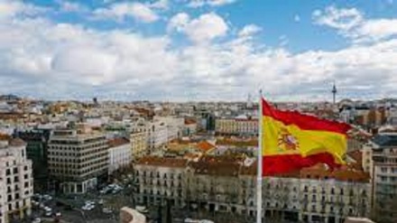 Spagna: ambientalisti occupano la pista dell’aeroporto di Madrid per protesta
