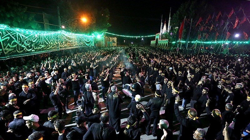 Acara duka malam keenam Muharam 1445H di kota Maryanaj, Hamedan, Iran.