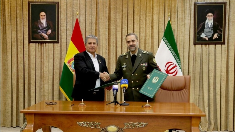 イランのアシュティヤーニー国防軍需相とボリビアのノビロ国防相