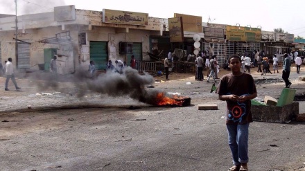  Heavy fighting between warring factions shake Sudan's capital 