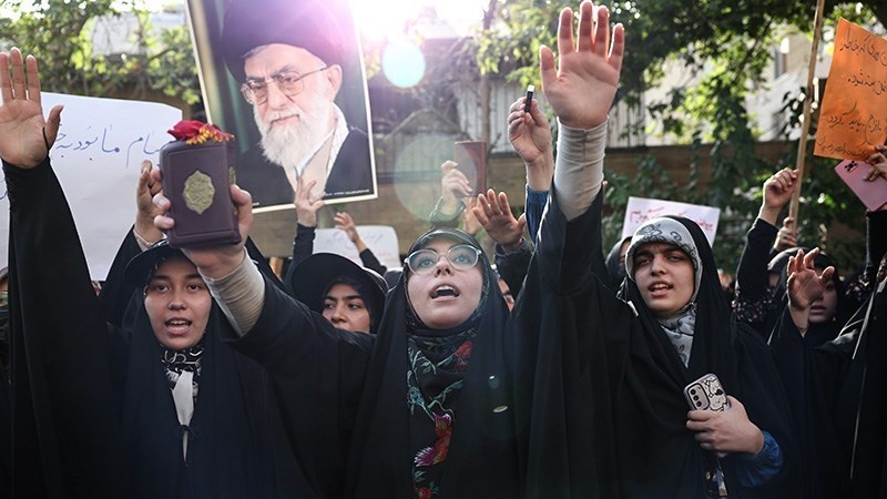 Warga Iran berunjuk rasa di depan Kedubes Swedia mengecam penistaan al-Quran, Jumat (21/7/2023)
