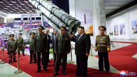 Kim Jong-un präsentiert russischem Verteidigungsminister Interkontinentalraketen