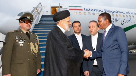 イラン大統領が、ウガンダに向けケニアを出発