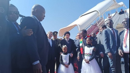 Rais wa Iran awasili Zimbabwe, kituo cha mwisho cha safari yake ya kiduru Afrika