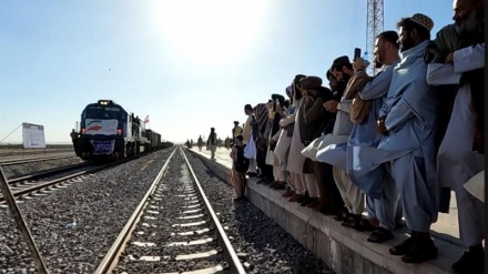 بوق قطار برای مسافران افغانستان به صدا در می‌آید