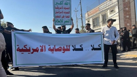 Иракцы протестуют перед американским посольством в Багдаде