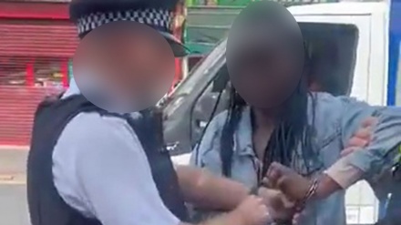 Polisi Inggris Borgol Wanita Kulit Hitam Di Depan Anaknya Karena Ongkos Bus