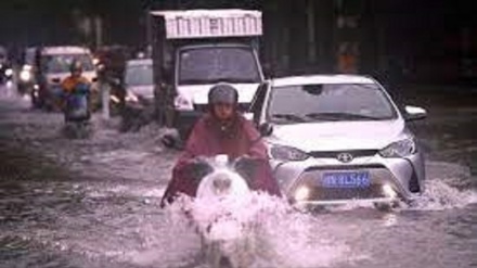 Cina, per le inondazioni la stazione metro diventa una cascata