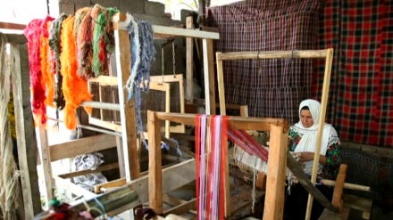  糸紡ぎと織物