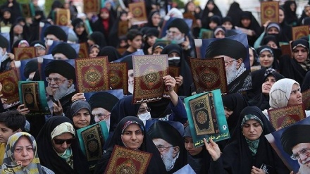 (FOTO DEL GIORNO) Donne di Isfahan in piazza contro profanazione del Corano in Svezia