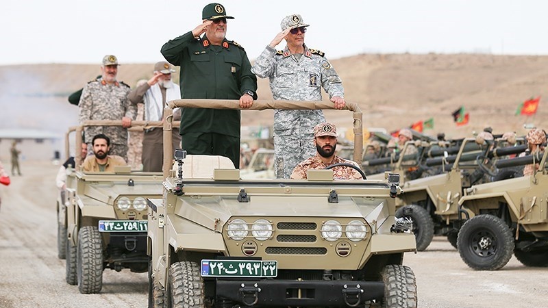 Kepala Staf Umum Angkatan Bersenjata Republik Islam Iran Mayor Jenderal Mohammad Bagheri (kanan).