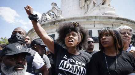 法国多地再有反警暴示威