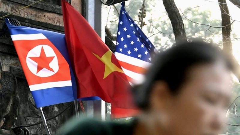 中国、アメリカと北朝鮮の国旗
