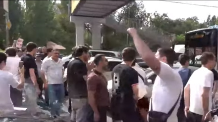 Քաղաքացիները Երեւանում տարբեր փողոցներ են փակել՝ ի պաշտպանություն Արցախի 