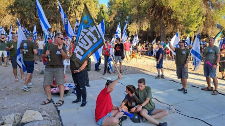 מאות מפגינים מול ביתו של גלנט בעמיקם