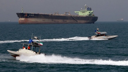 イラン革命防衛隊、ペルシャ湾で米軍護衛の密輸タンカーを拿捕
