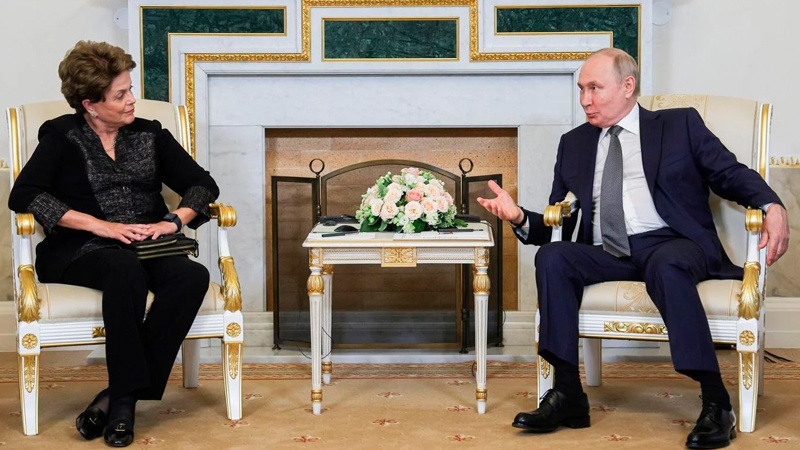 プーチン露大統領とNDB・新開発銀行のジルマ・ルセフ総裁