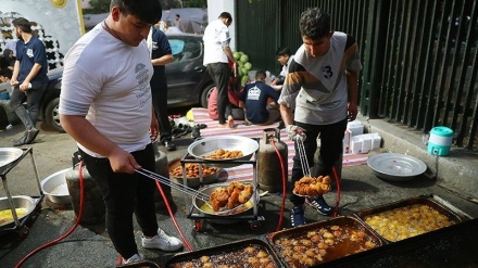 Idul Ghadir, Warga Iran Bagikan Snack, Kebab, Buku, Buah Gratis (2)