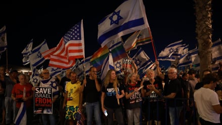 מפגינים מול שגרירות ארה