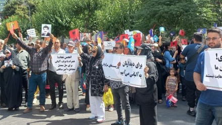 Собрание членов семей лиц, попавших в группу «мунафикин» перед посольством Турции в Тегеране