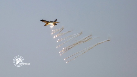 伊朗战机在空中演习中展示其军事实力 