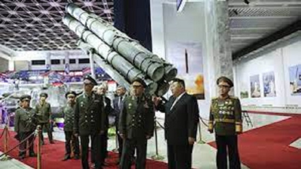 Nord Corea, Kim Jong Un mostra arsenale militare a Shoigu