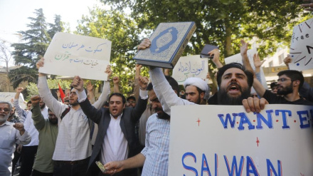 (FOTO) Iran, protesta davanti all'ambasciata svedese per la profanazione al sacro Corano - 1