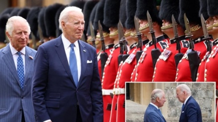 Ancora gaffe per Joe Biden: viola il protocollo e tocca re Carlo sul braccio