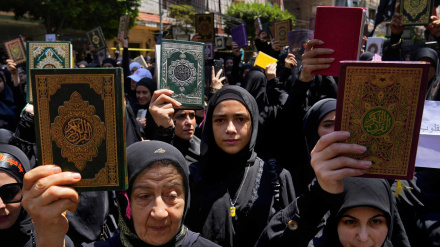 (FOTO DEL GIORNO) Musulmani contro profanazione del sacro Corano
