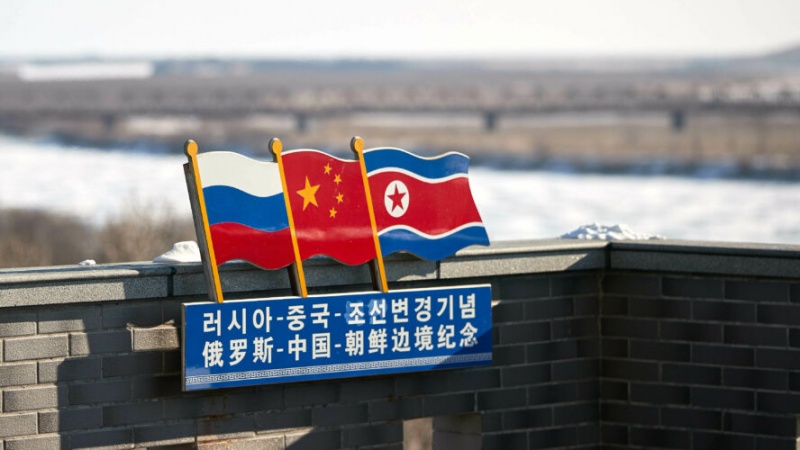 中国、ロシアと北朝鮮の国旗