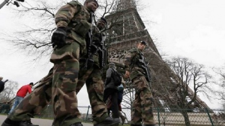 Francia: approvata la legge che permette di attivare a distante videocamere e microfoni dei telefoni